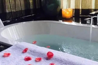 北京房山区水疗池中的失重冥想：当身体学会漂浮